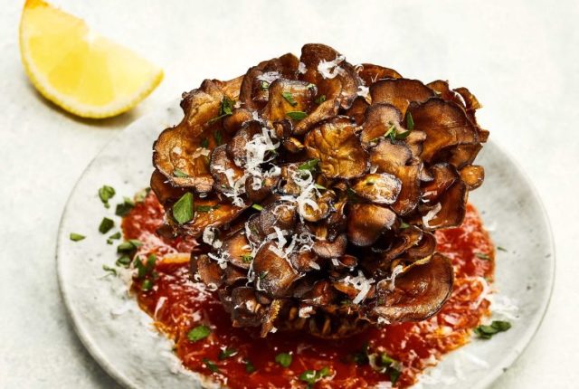 Funghi croccanti con salsa di pomodoro e parmigiano