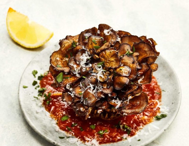 Funghi croccanti con salsa di pomodoro e parmigiano