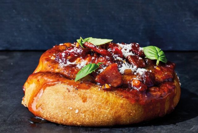 Girelle al pesto e formaggio con confettura di pomodoro e pancetta