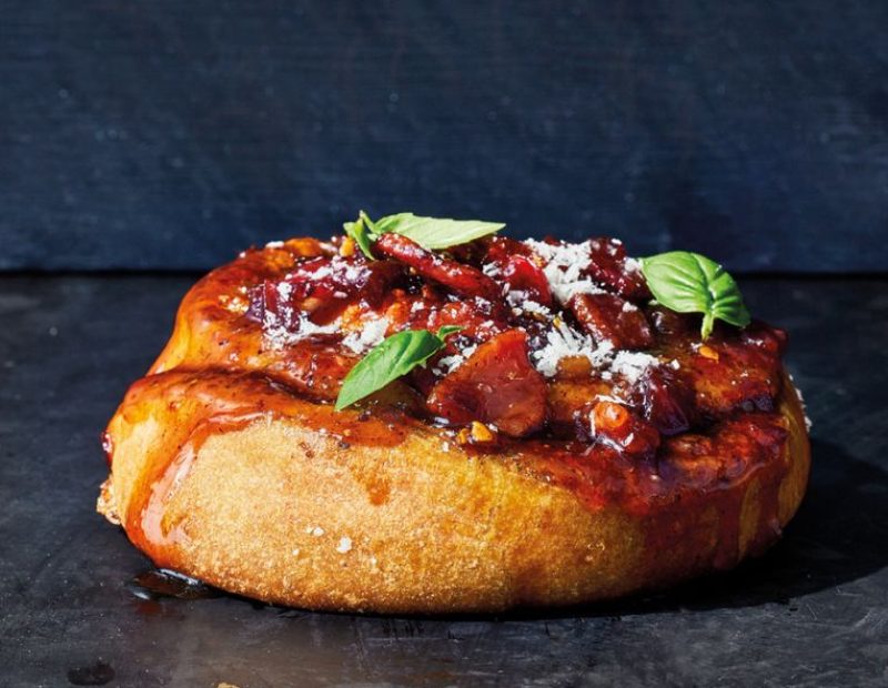 Girelle al pesto e formaggio con confettura di pomodoro e pancetta