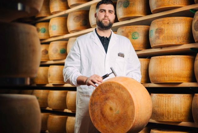 Il battitore Mattia Bertinelli specializzato nell'espertizzazione della forma di formaggio
