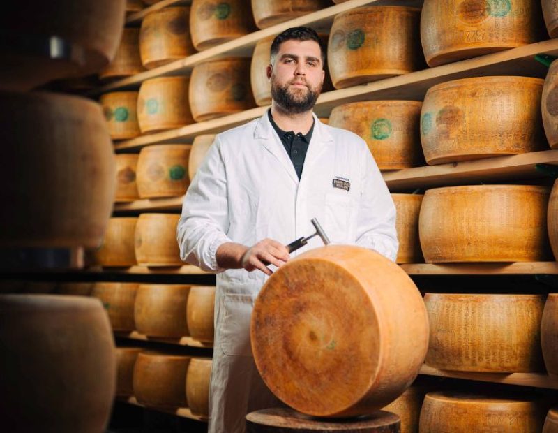 Il battitore Mattia Bertinelli specializzato nell'espertizzazione della forma di formaggio