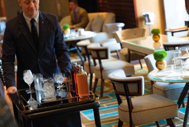 Il carrello dell'aperitivo milanese scorre tra i tavoli del 10_11
