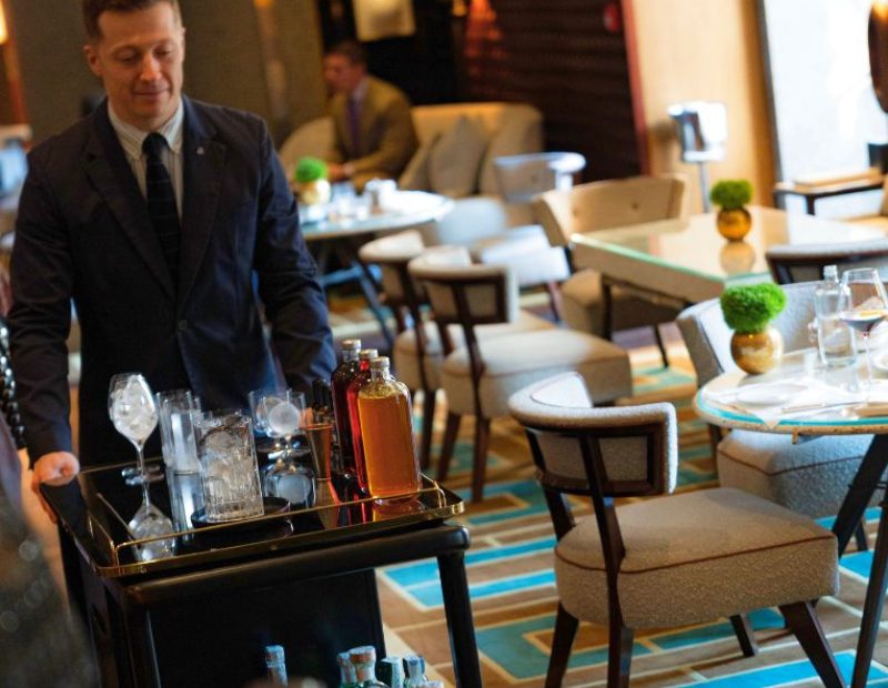 Il carrello dell'aperitivo milanese scorre tra i tavoli del 10_11
