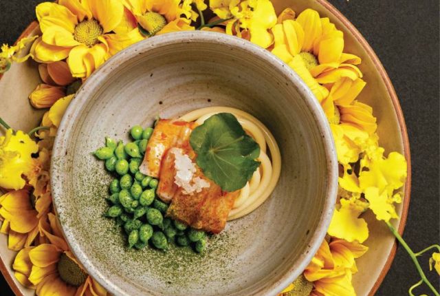 Il moderno menu cantonese di Jee offre piatti come i cannolicchi con noodles di pesce, fagiolini sgranati e salsa all’erba cipollina