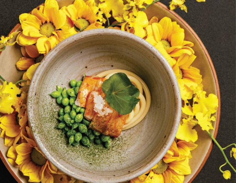 Il moderno menu cantonese di Jee offre piatti come i cannolicchi con noodles di pesce, fagiolini sgranati e salsa all’erba cipollina