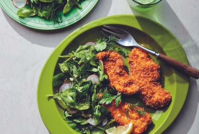 Impanate di pollo con insalata di erbette e ravanelli