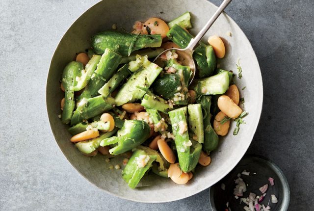 Insalata di cetriolo schiacciato con fagioli bianchi e dragoncello (ph Jennifer Causey)