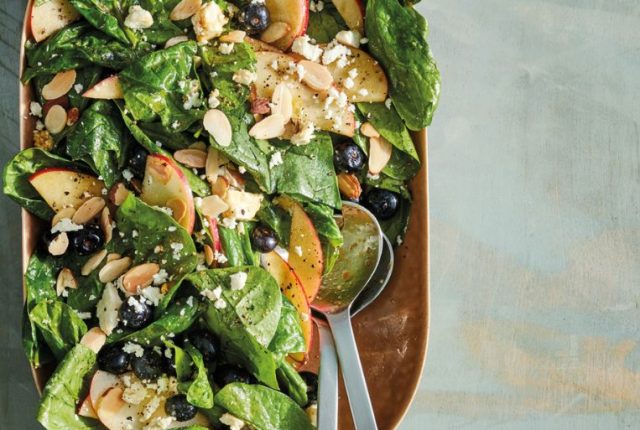 Insalata di spinaci con dressing tiepido allo sciroppo d’acero