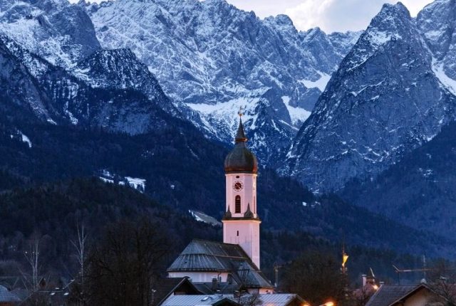 Il villaggio di Garmisch-Partenkirchen e la sua iconica chiesa di St. Martin