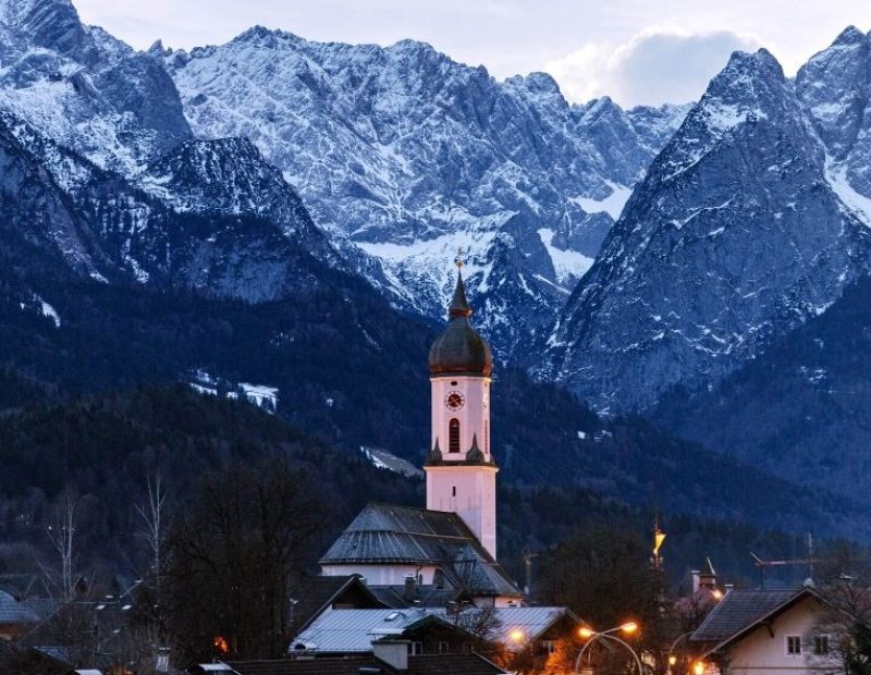 Il villaggio di Garmisch-Partenkirchen e la sua iconica chiesa di St. Martin