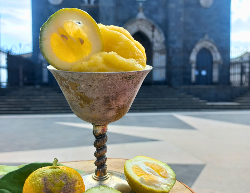 granita a limone servita sulla piazza di Randazzo