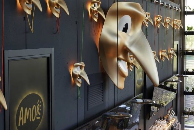 Le maschere veneziane di Philippe Starck da Amor