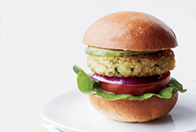 Mini hamburger di quinoa (ph Christina Holmes)