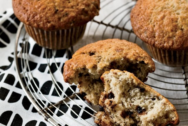 Muffin alla banana con gocce di cioccolato (ph Frederika Stjärne)