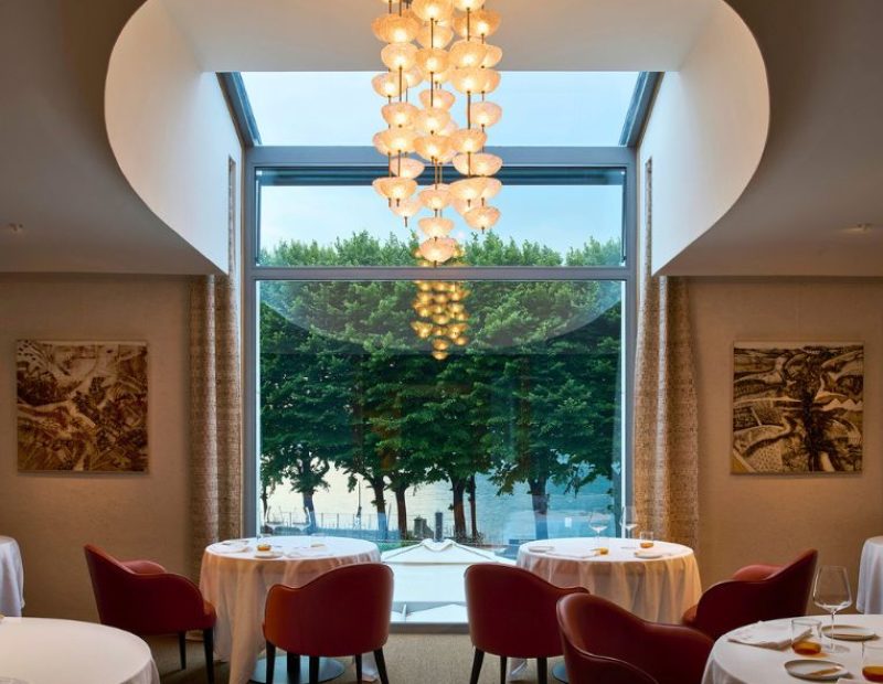 NI&Ograve;BĒ sul lago di Como, il ristorante fine dining con bistrot e cantina progettato dall'architetto Flaviano Capriotti
