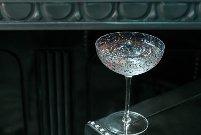 Number 11, il cocktail celebrativo degli undici anni del Connaught Martini dell'omonimo bar londinese, ispirato alle opere di Jackson Pollock.