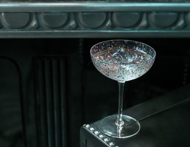 Number 11, il cocktail celebrativo degli undici anni del Connaught Martini dell'omonimo bar londinese, ispirato alle opere di Jackson Pollock.