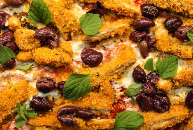 Palermitana, con la sovracoscia di pollo panata con pecorino, pangrattato, prezzemolo e paprika cotta al forno, completata da stracciata e olive di Gaeta