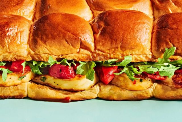 Panini dolci con halloumi e miele piccante
