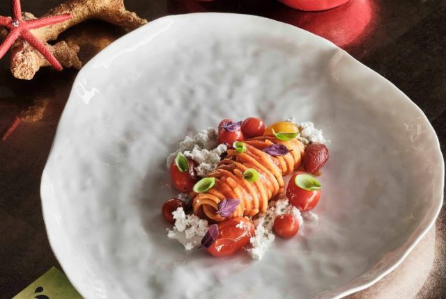 [Pomod’Oro], spaghettone di Gragnano lgp con pomodori campani in diverse varietà e consistenze un acclamato signature dello chef dal percorso degustazione “Since 2018...”