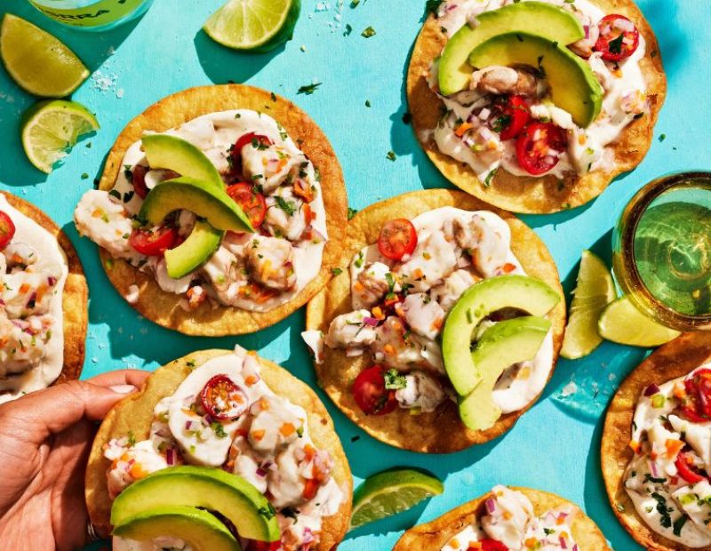 Tostadas di ceviche di gamberi e pesce