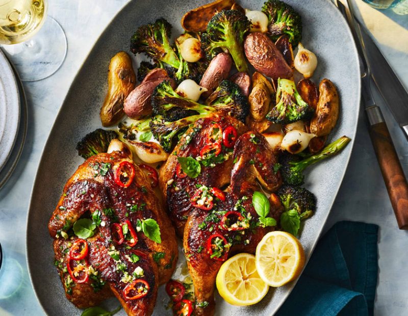 Pollo arrosto con vinaigrette al peperoncino e basilico, broccoli abbrustoliti e patate