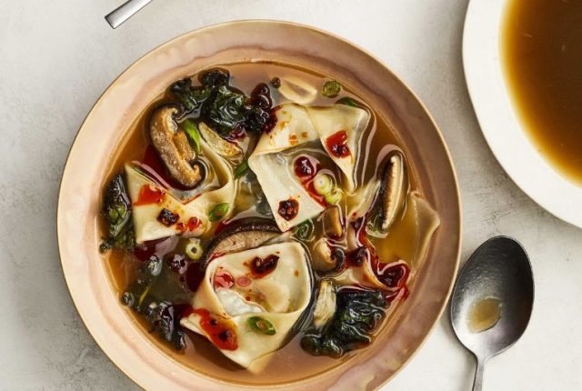 Ravioli di funghi in brodo di zenzero tostato e aglio