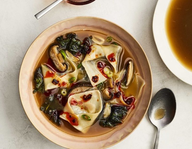 Ravioli di funghi in brodo di zenzero tostato e aglio