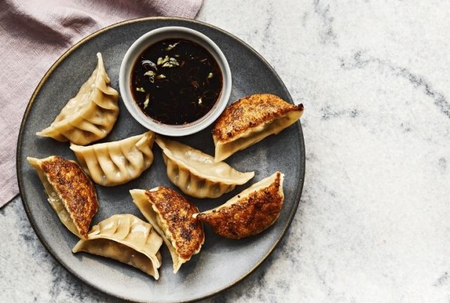 Ravioli di maiale, gamberi ed erba cipollina cinese