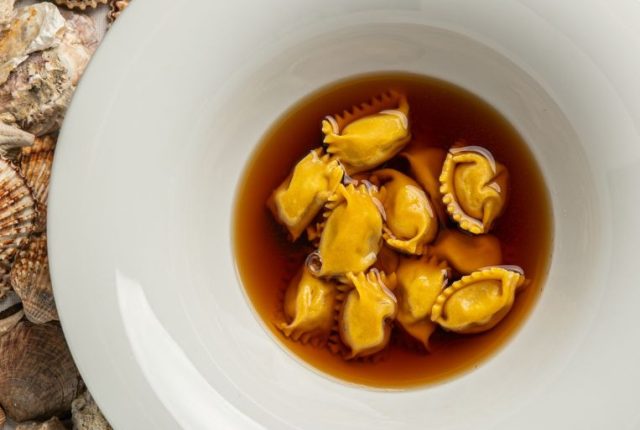 Raviolo del plin ripieno di genovese di tonno, in brodo dashi ed erba cipollina