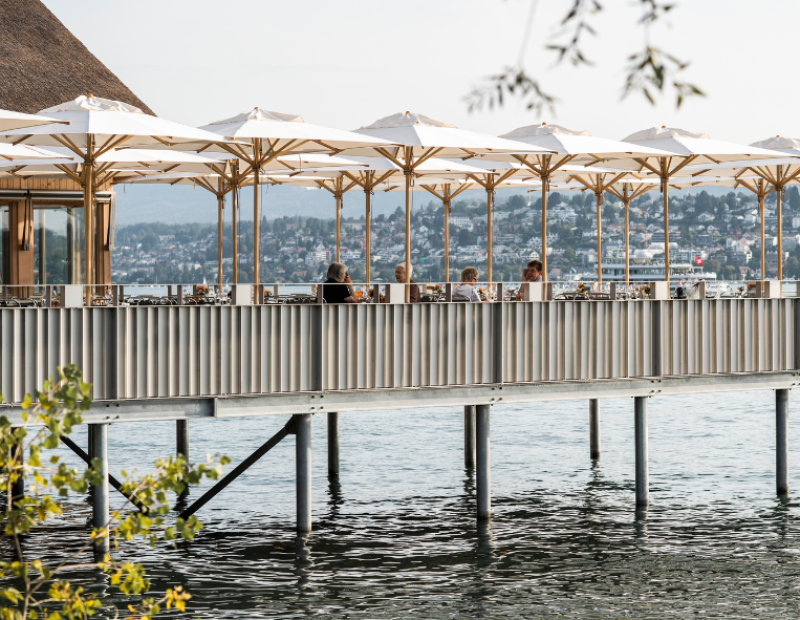 Il pontile del ristorante Fischerstube sul lago di Zurigo
