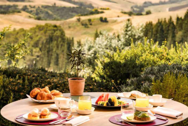 Risveglio tra le morbide colline toscane con una ricca colazione dolce e salata
