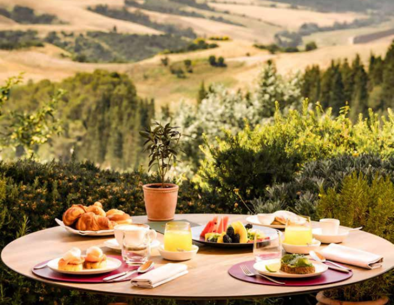 Risveglio tra le morbide colline toscane con una ricca colazione dolce e salata