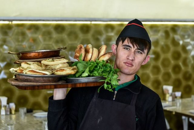 Ritratto di uno dei camerieri del Nezih Kebap Yuvalama durante il servizio della tipica colazione turca