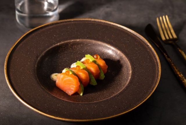 Salmone affumicato Coda Nera con avocado e polvere di agrume croccante