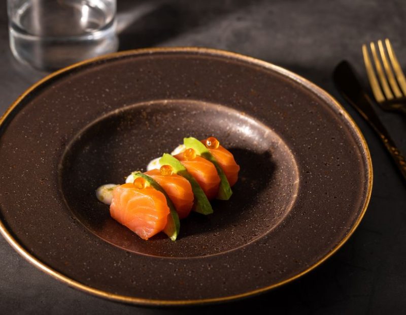 Salmone affumicato Coda Nera con avocado e polvere di agrume croccante