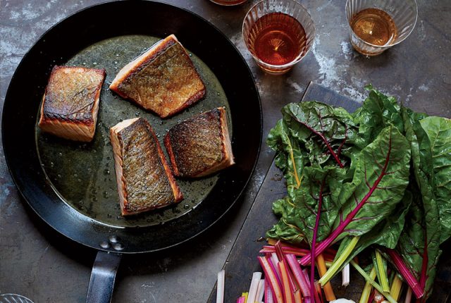 Salmone croccante con bietole colorate (ph Con Poulos)