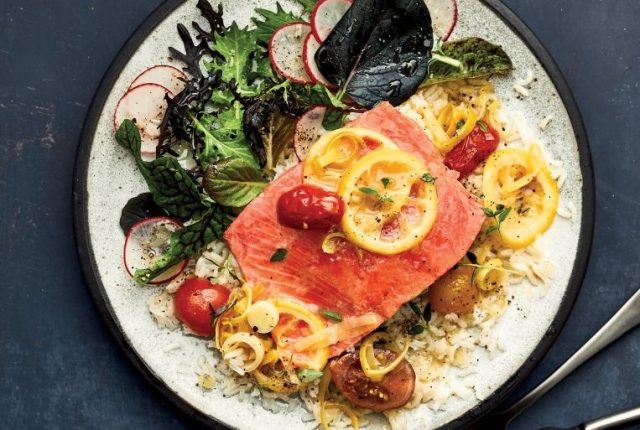 Salmone in umido con porro al burro e limone