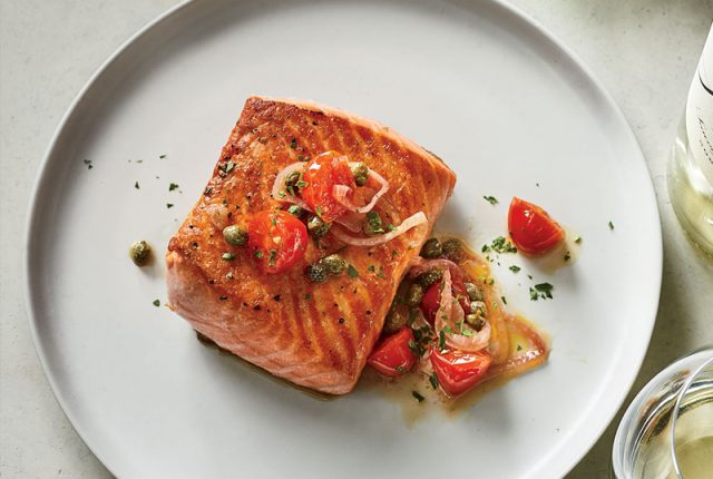 Salmone scottato con vinaigrette al pomodoro (ph Greg Dupree)