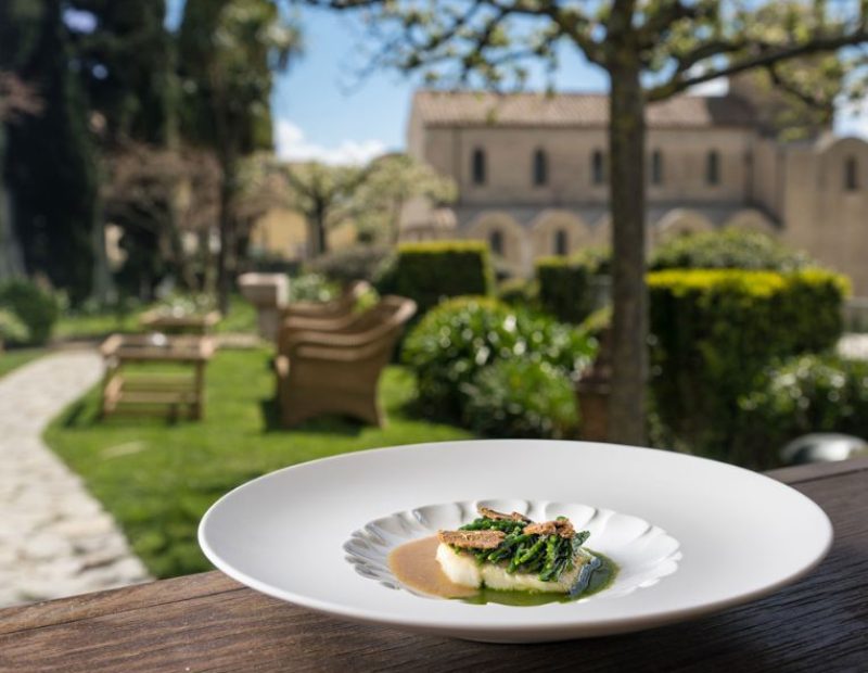 Trancio di rombo alla mugnaia, asparagi di mare e bottarga di tonno rosso di Cetara