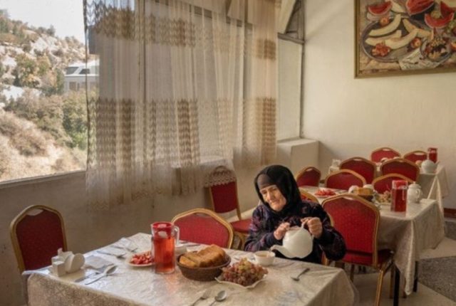 Una donna mangia nella mensa di un sanatorio dell'era sovietica