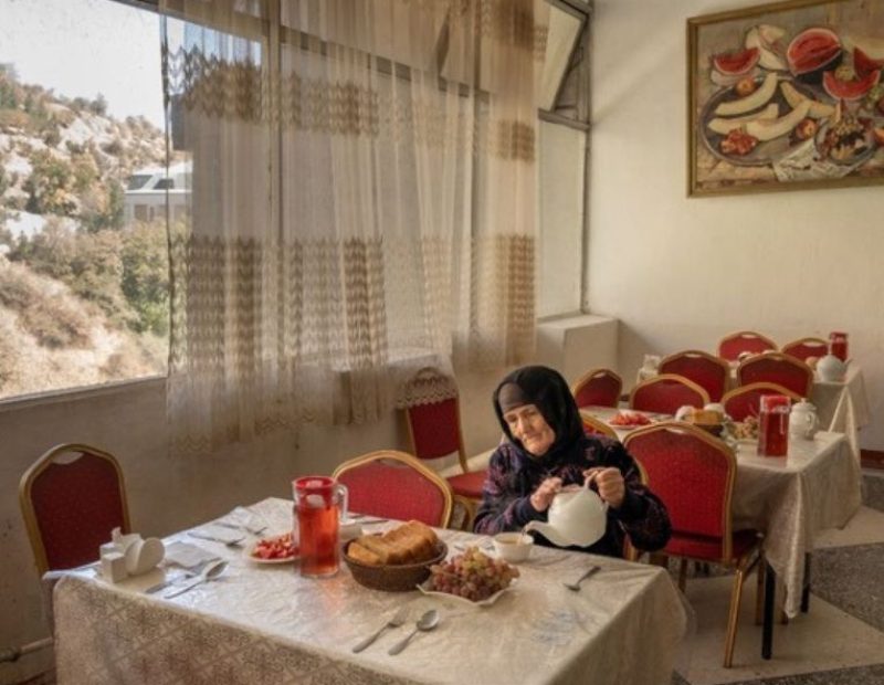 Una donna mangia nella mensa di un sanatorio dell'era sovietica
