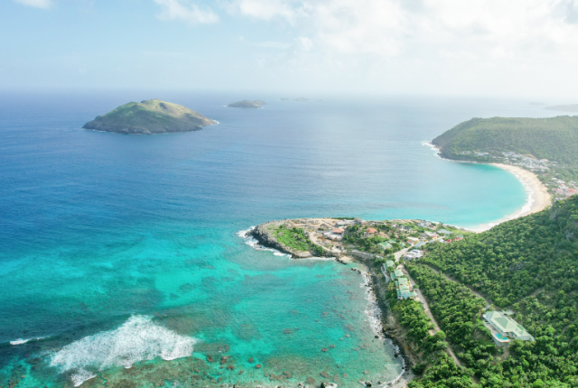 Una panoramica di Cheval Blanc St-Barth ai Caraibi ph. Oliver Guy