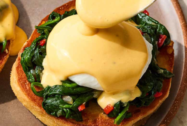 Una vellutata salsa olandese con burro nocciola avvolge un uovo in camicia cotto alla perfezione in queste eleganti Eggs Florentine