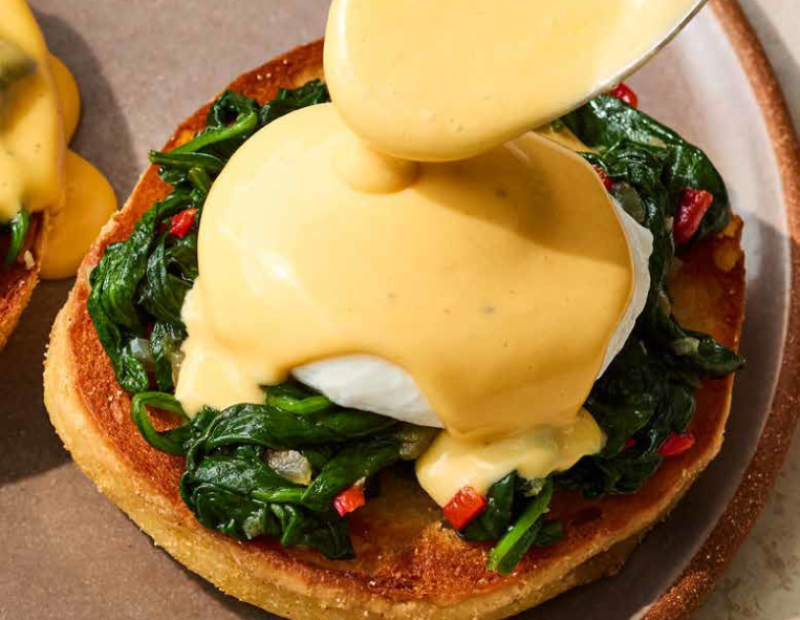 Una vellutata salsa olandese con burro nocciola avvolge un uovo in camicia cotto alla perfezione in queste eleganti Eggs Florentine