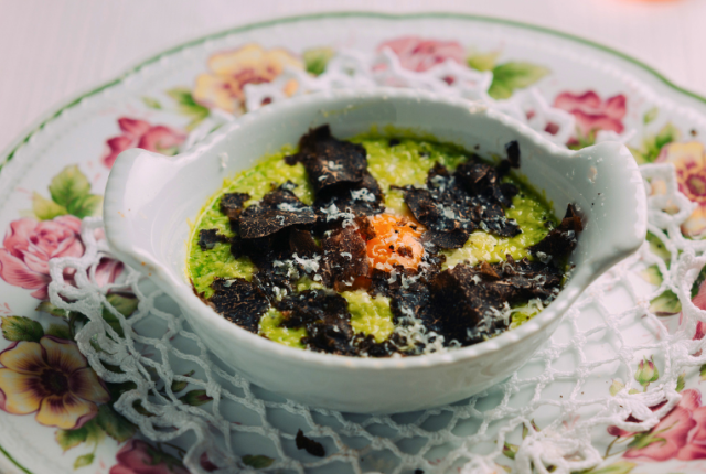 Uova di gallina in salsa di zucchine, Parmigiano Reggiano Dop e tartufo nero estivo