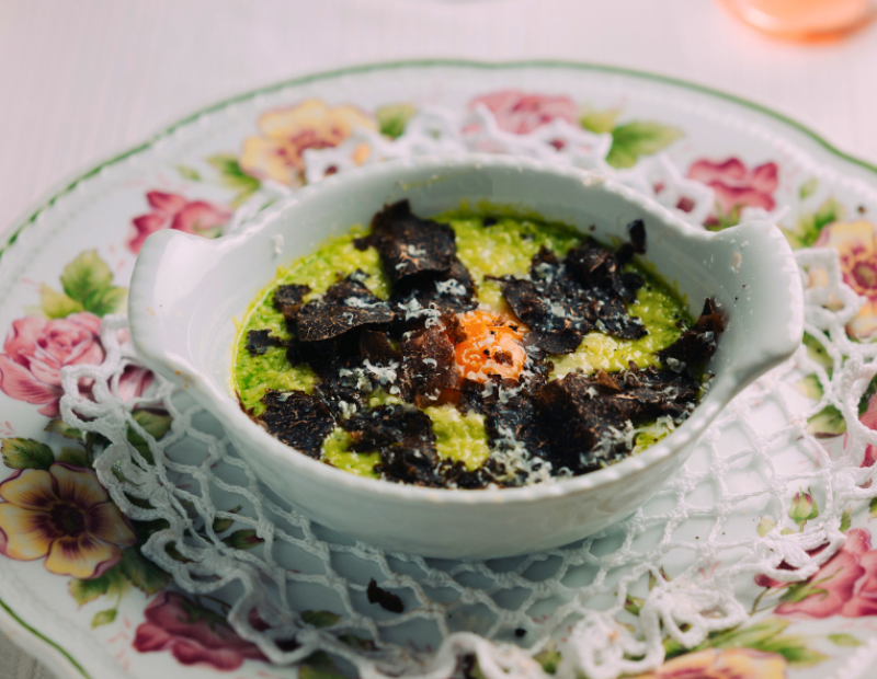 Uova di gallina in salsa di zucchine, Parmigiano Reggiano Dop e tartufo nero estivo