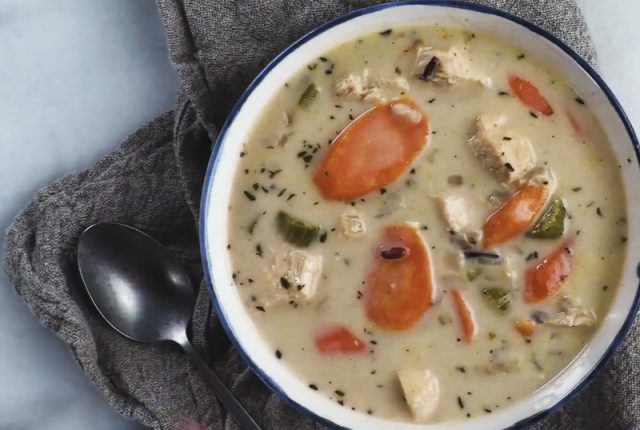 Zuppa di pollo e riso selvatico (ph Screenshot)