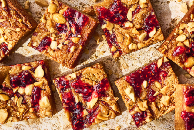blondie-al-burro-darachidi-e-marmellata-di-lamponi